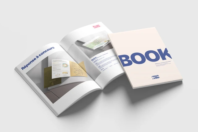 Le book « Références concours 2023-2026 » d'À vous la ville, ouvert sur la réponse à concours Racines, projet lauréat, à côté de sa couverture