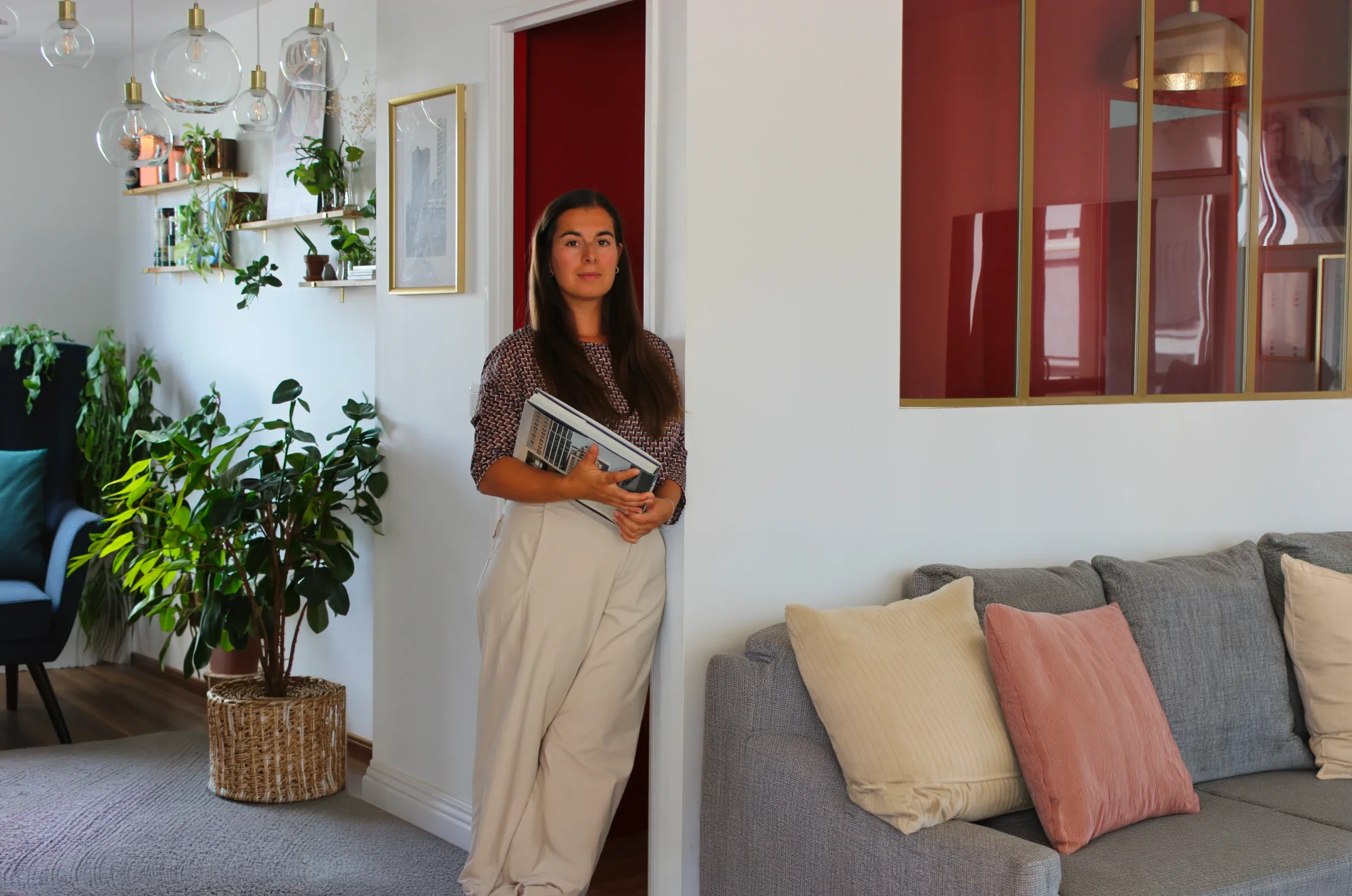 Diane Breton, fondatrice de À vous la ville, tenant des ouvrages d'architecture