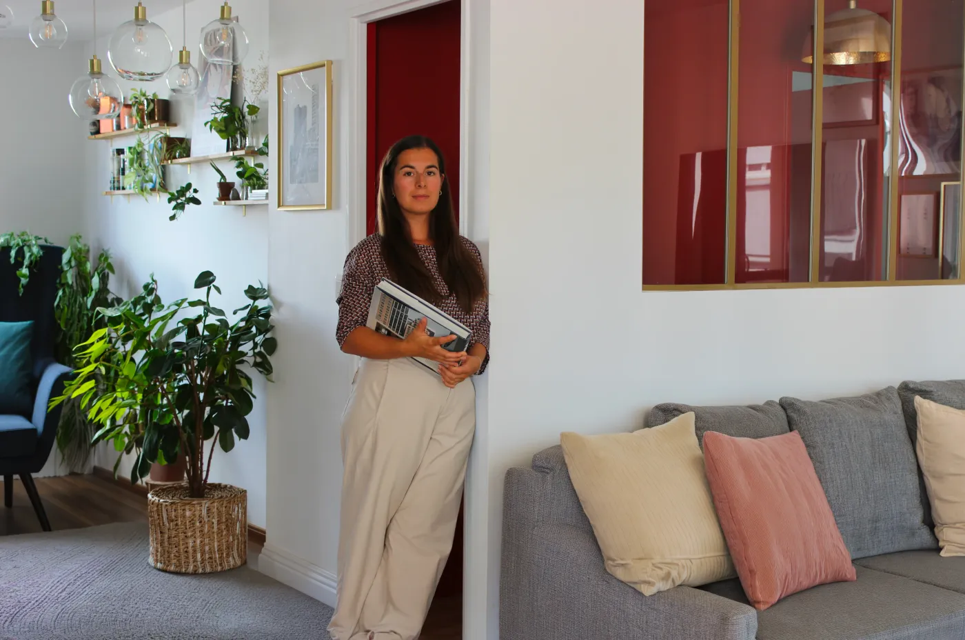 Diane Breton, fondatrice de À vous la ville, tenant des ouvrages d'architecture